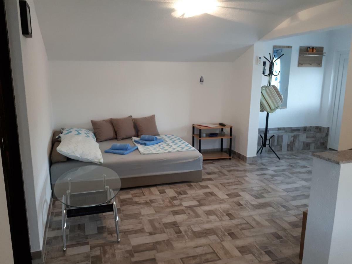 Apartments Anicic Coric Omisalj Exterior photo
